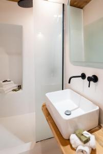 A bathroom at Anamnisi House