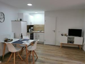 een keuken met een tafel en stoelen in een kamer bij Appartementhaus 10 Seen in Waren