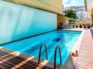 a swimming pool with blue water in a building at Flat Ipanema 2 Quadras da Praia - Estacionamento gratuito in Rio de Janeiro