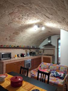 een keuken met een bank en een tafel in een kamer bij Che bella vita! in Monopoli