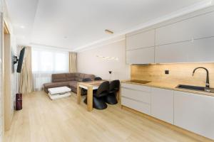 A kitchen or kitchenette at Apart111 Apartamenty - Biały Dom
