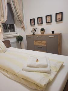 A bed or beds in a room at BullsLiving Seeapartment 1 AM CORSO