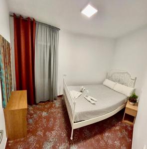 a bedroom with a bed and a red floor at LOFT Apart&Hostal in Lloret de Mar
