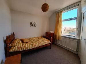 Lova arba lovos apgyvendinimo įstaigoje Welcoming 4 Bed Holiday Home in Eastbourne