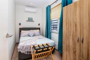 Rúm í herbergi á Casa Blue Breeze
