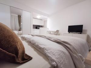 En eller flere senge i et værelse på Apartments Bassanese