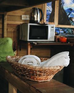 um cesto de vime sentado num balcão com um micro-ondas em Cabañas Sinduly Bed & Breakfast em Sopó