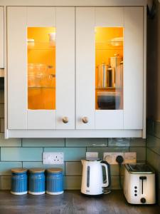 Kuchyňa alebo kuchynka v ubytovaní Padstow Escapes - Breakers Holiday Cottage