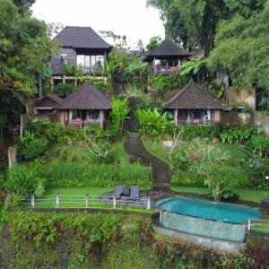 une image d'un complexe avec une piscine dans l'établissement Villa Wedang, à Tegalalang