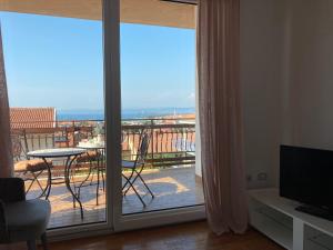 Zimmer mit Glasschiebetür und Balkon in der Unterkunft Bellevue in Izola