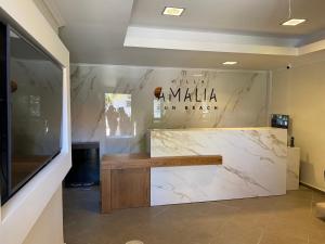 uma loja com um balcão de mármore num quarto em Villa Amalia Sun Beach em Nea Vrasna