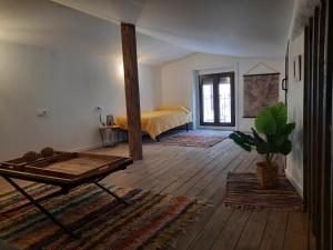 Zimmer mit einem Bett und einem Tisch in der Unterkunft Casa El Viaje in San Leonardo de Yagüe