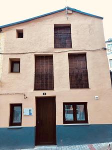 聖萊歐納多德亞格的住宿－Casa El Viaje，一座大型建筑,设有棕色的门窗