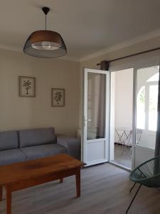 sala de estar con sofá y mesa en EOLE - Maison Saint Jean de Monts - 2 pièces - 4 personnes en Saint-Jean-de-Monts