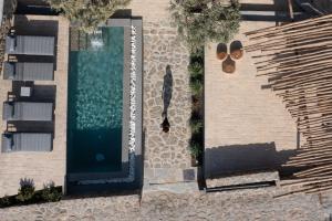 una piscina al lado de un edificio en Ikies of Mykonos en Mykonos
