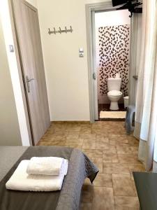 1 dormitorio con 1 cama y baño con aseo en Anesi Rooms To Rent en Olympia