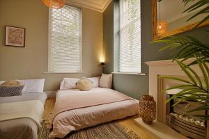 Un pat sau paturi într-o cameră la 'Malverne' at stayBOOM