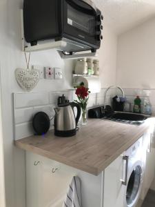 Una cocina o kitchenette en Dunarden Loch Long Studio Apartment