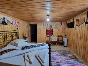 Ένα ή περισσότερα κρεβάτια σε δωμάτιο στο Lângă Stână