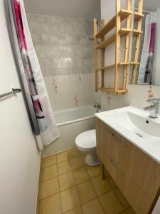 un bagno con lavandino, WC e vasca di Petit T2 proche de la plage a Sète