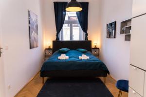Säng eller sängar i ett rum på Schönbrunn Serenity Luxurious Ruby Apartment with Palace Views