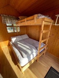 מיטה או מיטות קומותיים בחדר ב-Dalsmynni