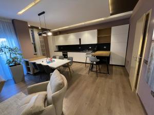 - un salon avec une table et des chaises blanches dans l'établissement MAK Apartments, à Tirana