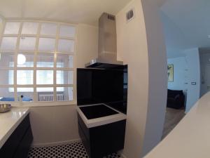 Kuchyňa alebo kuchynka v ubytovaní Apartament Black & White w Centrum Gdyni III + 12 fotografií