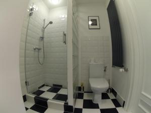 Kúpeľňa v ubytovaní Apartament Black & White w Centrum Gdyni III
