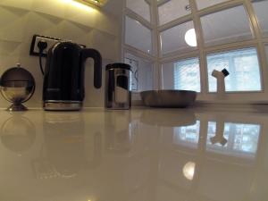 Príslušenstvo na prípravu kávy alebo čaju v ubytovaní Apartament Black & White w Centrum Gdyni III