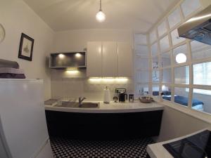 Kuchyňa alebo kuchynka v ubytovaní Apartament Black & White w Centrum Gdyni III