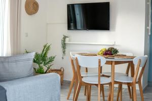 Una televisión o centro de entretenimiento en Andrikas Villa at Xenios Avlais