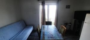 ein Wohnzimmer mit einem Sofa, einem Tisch und einem Fenster in der Unterkunft Lustica Bay/Radovici in Tivat