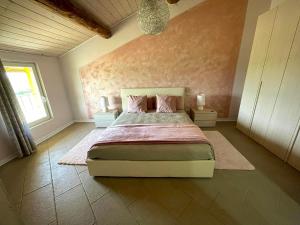 A bed or beds in a room at La Valle dei Vigher