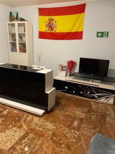 una sala de estar con una bandera en la pared en Pension El Dorado, en Alicante