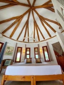 um quarto com uma cama grande num quarto em Casa Cacahuate Holbox-Casa entera con jardin-Whole house with garden em Ilha Holbox
