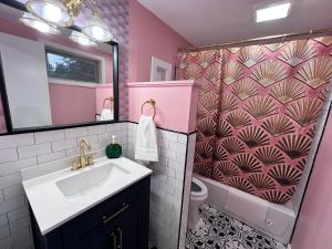 Ένα μπάνιο στο Great Gatsby Motel Inn