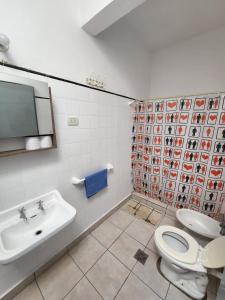 un baño con inodoro y lavabo en Departamentos HF, en Villa María 5 fotos más