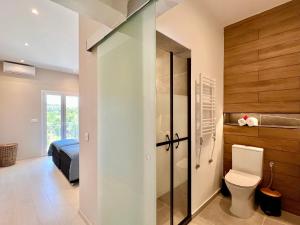 uma casa de banho com WC e um quarto em Elysian Studios em Roda