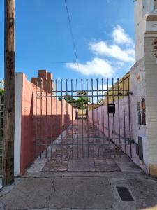 una valla de hierro con una puerta delante de un edificio en Departamentos HF, en Villa María