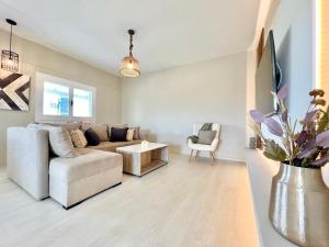 uma sala de estar com um sofá e uma mesa em Elysian Studios em Roda
