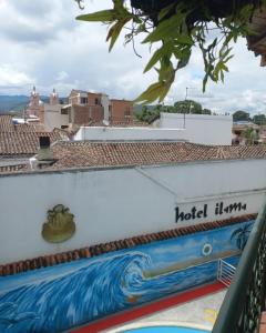 un banc sur le toit d'un bâtiment dans l'établissement Hotel ilama, à Buga