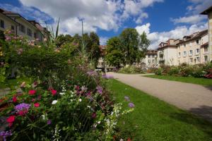 a garden with flowers in the middle of a street at Un Appart En Ville "L'Alternative" in Annecy