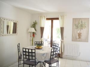 Photo de la galerie de l'établissement Semi-detached house in Sainte-Maxime, à La Nartelle