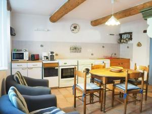 eine Küche mit einem Tisch und Stühlen im Zimmer in der Unterkunft Terraced house, Monteux in Monteux