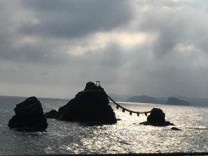 una croce sulla cima di una roccia nell'acqua di 民泊　二見のおうち a Hutami Altre 9 foto