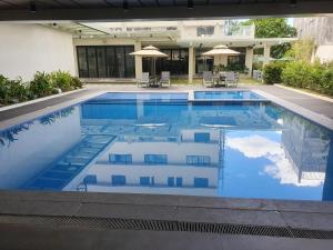 una piscina en medio de un edificio en The Hotel Andrea, en Ciudad de Cauayán