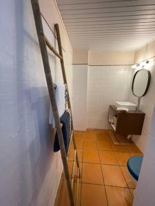 Vonios kambarys apgyvendinimo įstaigoje Acerola