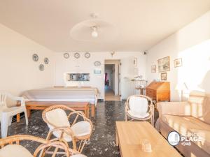 Et opholdsområde på Appartement spacieux face mer avec balcon, proche du centre et commerces - FR-1-197-170
