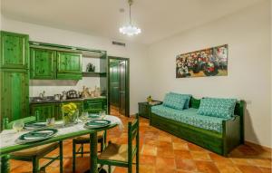 Posezení v ubytování 1 Bedroom Amazing Apartment In Orosei